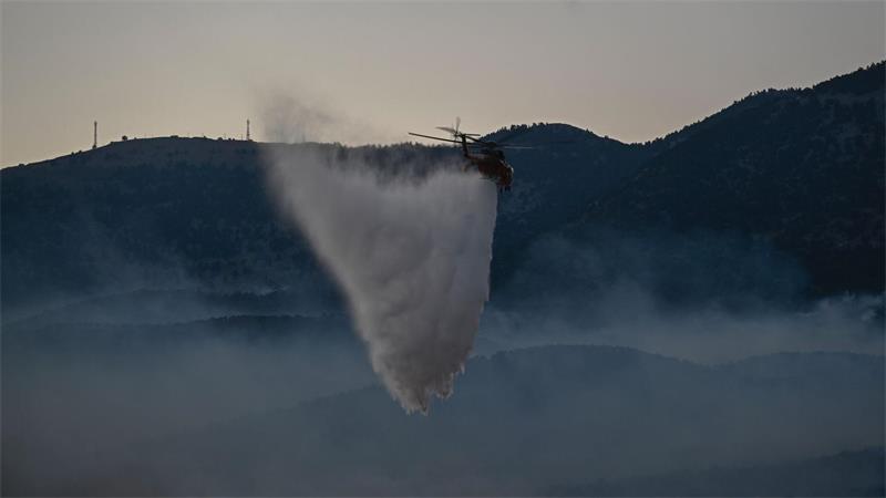 Schlimme Brände in Griechenland - und jetzt auch in den USA Für die Piloten der Löschhubschrauber sind die Einsätze sehr gefährlich.