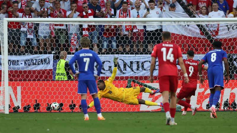 Für die Polen glich Robert Lewandowski (2.v.r.) ebenfalls per Elfmeter aus.