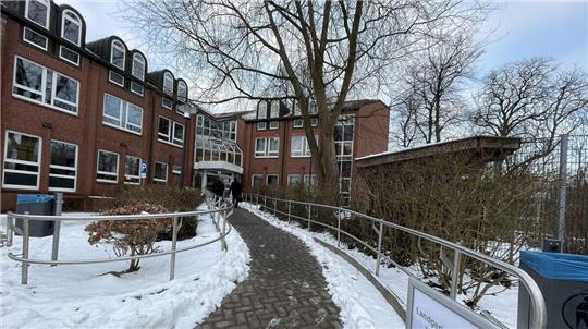 Für die Prozessbeteiligten begann der Tag mit einem unverhofften Fußmarsch, denn wegen Renovierungsarbeiten im altehrwürdigen Landgericht fand die Verhandlung in der Außenstelle in der Harburger Straße 1 statt.