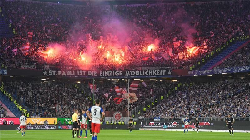 Für die Pyro-Aktionen seiner Fans im Spiel beim HSV muss der FC St. Pauli eine hohe Geldstrafe zahlen.   