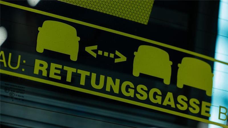 Für die Rettungs- und Aufräumarbeiten wurde die A7/Horster Dreieck gesperrt. Der Rückstau war mehrere Kilometer lang.