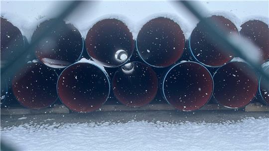 Für die Rohre wurden schon vor dem Planfeststellungsbeschluss Lagerplätze eingerichtet.