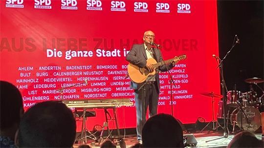Für die SPD in Hannover an der Gitarre: Bremens Bürgermeister Andreas Bovenschulte.