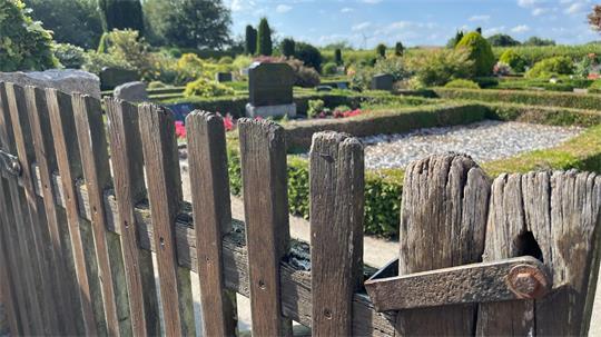 Für die Sanierung und die Einführung einer neuen Bestattungsmöglichkeit auf dem Brester Friedhof beantragt die Verwaltung eine finanzielle Förderung. Unter anderem soll auch die Toranlage erneuert werden.