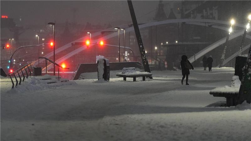 Für die Schneeräumung auf Gehwegen sind nach dem Hamburger Wegegesetz  die Anlieger zuständig.