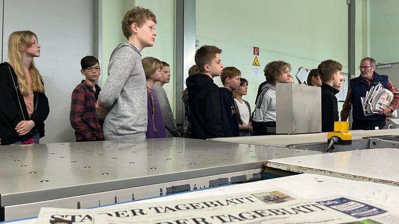 Für die Schülerinnen und Schüler ging es beim TAGEBLATT durch Druckerei, Redaktion und Vertrieb.