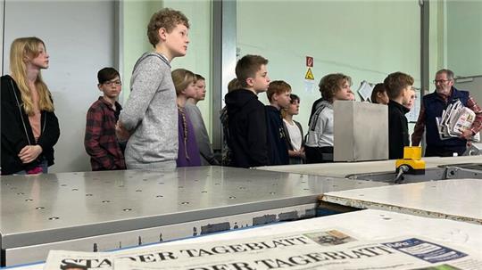 Für die Schülerinnen und Schüler ging es beim TAGEBLATT durch Druckerei, Redaktion und Vertrieb.