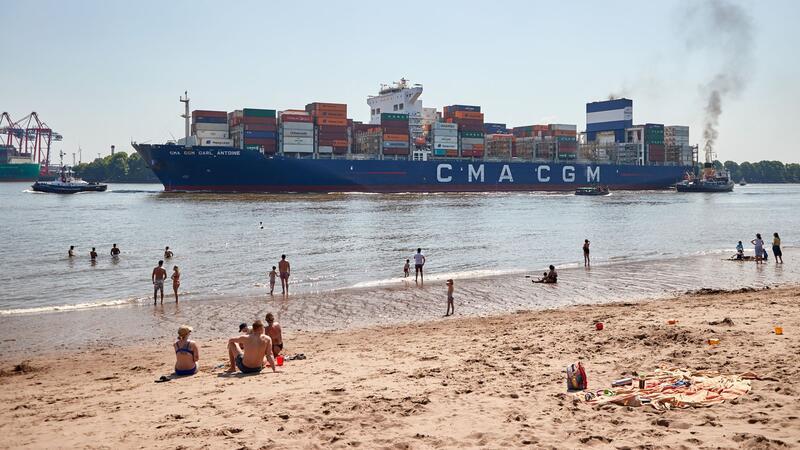 Schwimmerin in Elbe sorgt für großen Rettungseinsatz Für die Schwimmerin könnte der Ausflug ins Fahrwasser Konsequenzen haben:.