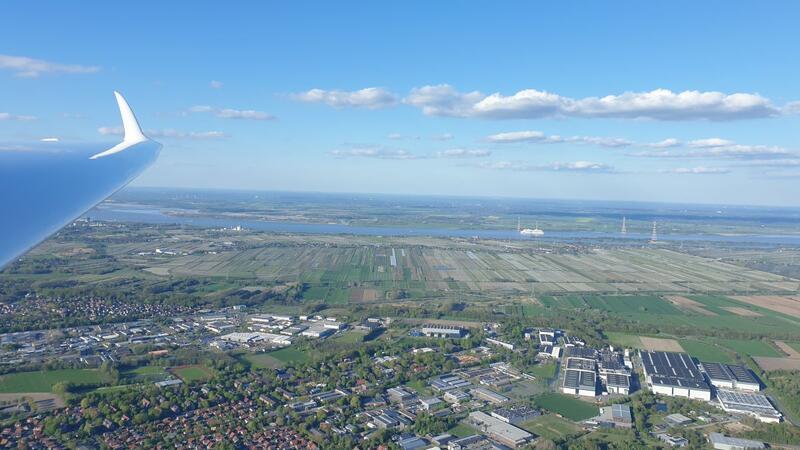 Blick aus einem Segelflugzeug auf eine Landschaft