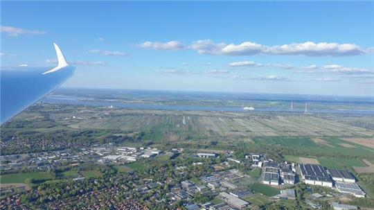 Blick aus einem Segelflugzeug auf eine Landschaft