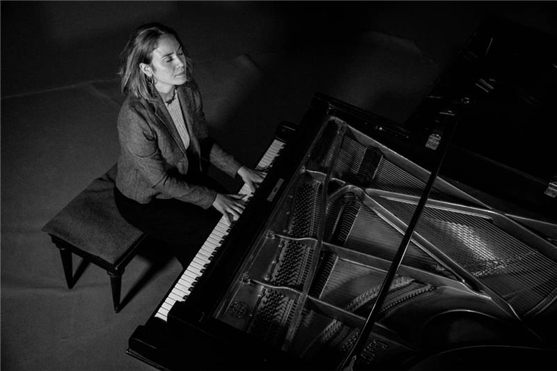 Für die Seminarturnhalle knüpft Musikerin Sophia Oster die Kontakte zur jungen Jazzszene. Foto: Matthias Kuhaupt