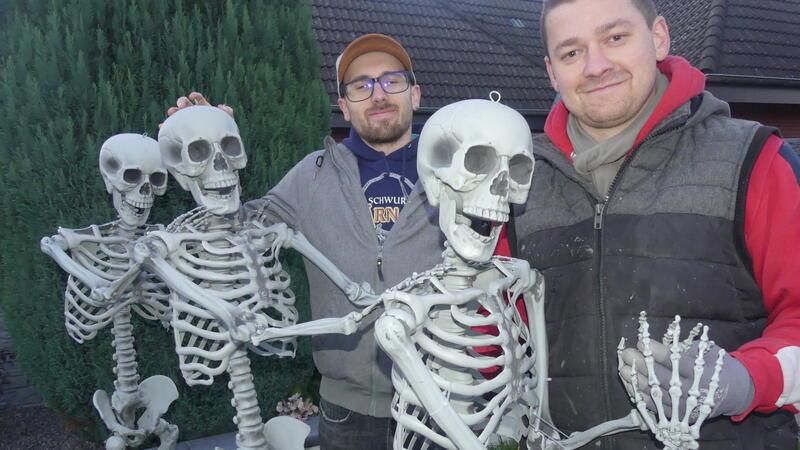 Horrorhaus öffnet erstmals am neuen Standort in Drochtersen Für die Skelett-Partywiese haben Manuel (links) und Viktor Wandt etliche Gerippe dazu gekauft.