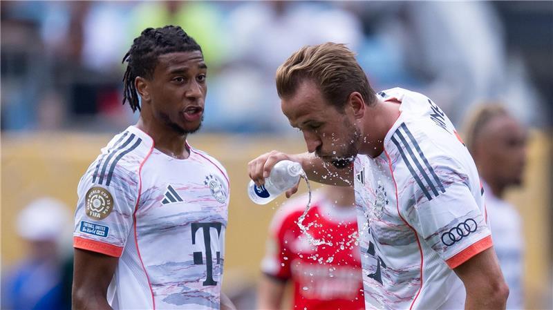 Für die Spieler gibt es pro Halbzeit eine Trinkpause. (Archivbild)