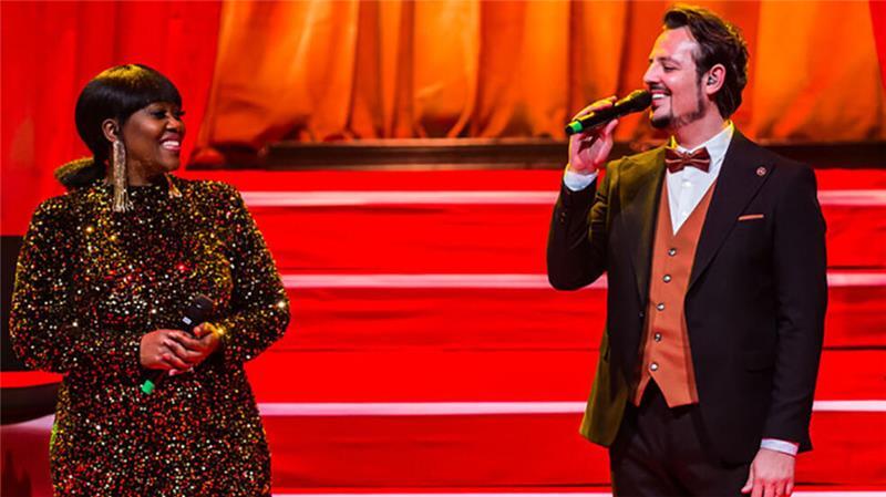 Lerato Shadare und Daniel Caccia stehen als Duett auf einer ganz in Rot gehaltenen Bühne. 