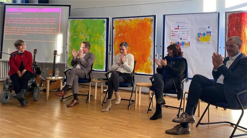 Für die Statements von Annetraud Grote (links) als Beauftragte für Menschen mit Behinderung in Niedersachsen gibt es von Publikum und Podiumsgästen gleichermaßen Applaus.