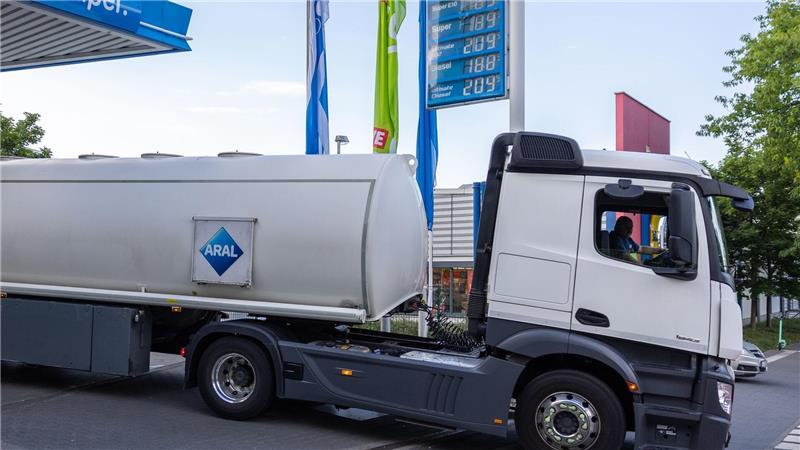 Für die Steuer kommt es nicht auf den Verkauf an den Endverbraucher, sondern auf die Lieferung zur Tankstelle an. (Archivbild)