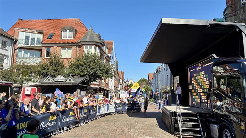 Cyclassics-Ticker: 70-Jähriger stirbt beim Jedermann-Rennen Für die Team-Präsentation: Es ist angerichtet.