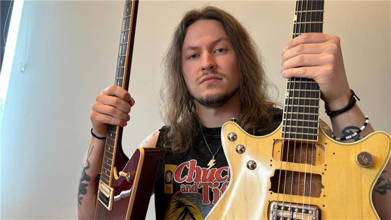 Tribut an AC/DC: Wie ein Buxtehuder auf der Bühne zur Rocklegende wird Für die Tributeband Bonhson schlüpft Luca Rosnau in die Rolle von AC/DC-Legende Malcolm Young. Logisch, dass er dafür auch Youngs Signature-Gitarre, eine Gretsch G6131-MY, spielt (rechts).