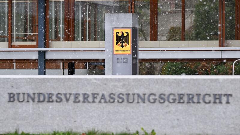 Was ist bei Terrorabwehr erlaubt? Verfassungsgericht prüft Für die Verhandlung in Karlsruhe stehen unter anderem Fragen zur Datenerhebung und -verarbeitung sowie zur Löschungspraxis des BKA auf der Agenda.