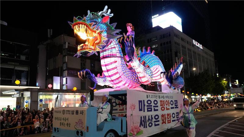 Für die Zuschauer gibt es Drachenfeuer beim Lotuslaternenfest im südkoreanischen Seoul. 