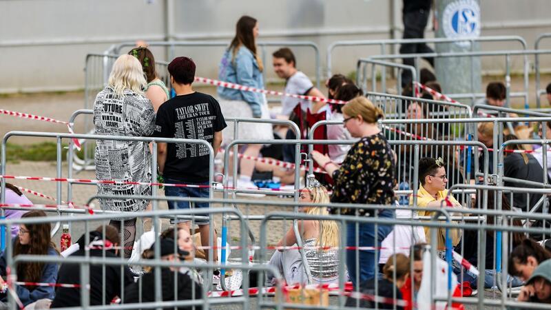 Für die beste Sicht harren die „Swifties“ zum Teil viele Stunden vor der Arena aus.