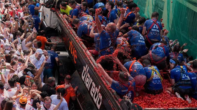 Austoben bei der Tomatenschlacht in Spanien Für die diesjährige Ausgabe der größten Lebensmittelschlacht der Welt, der „La Tomatina“, stehen 150 Tonnen matschiger Tomaten zur Verfügung.