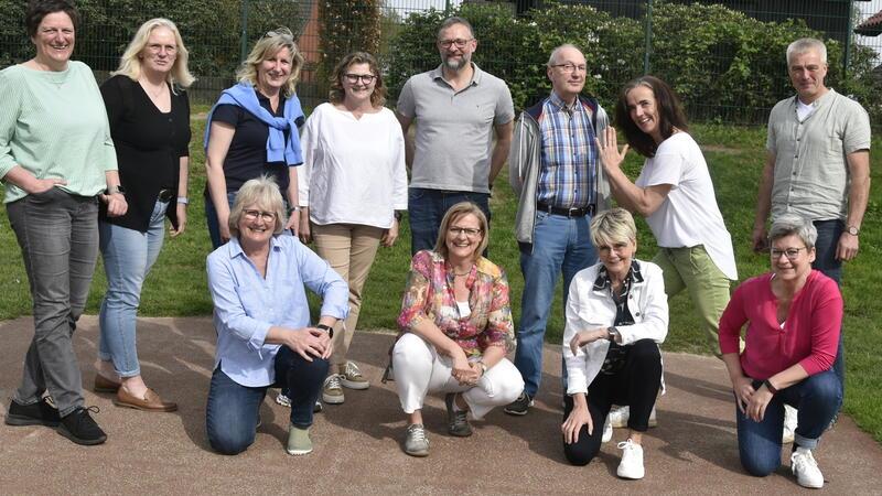 Für die ehemaligen Leichtathleten aus Ahlerstedt war Trainer Jürgen Bollnow (Dritter von rechts) wie ein Gott.
