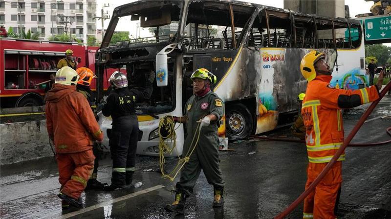 Schulbus-Brand: Thailand trauert um tote Kinder und Lehrer Für die meisten Insassen gab es bei dem Unglück kein Entkommen.
