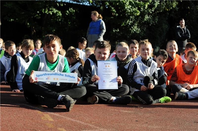 Für die nächsten drei Jahre darf sich die Wiepenkathener Grundschule „Sportfreundliche Schule“ nennen. So lange gilt das Zertifikat. Foto: Berlin