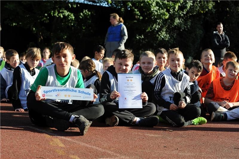Stader Grundschule ist jetzt „Sportfreundliche Schule“ Für die nächsten drei Jahre darf sich die Wiepenkathener Grundschule „Sportfreundliche Schule“ nennen. So lange gilt das Zertifikat. Foto: Berlin