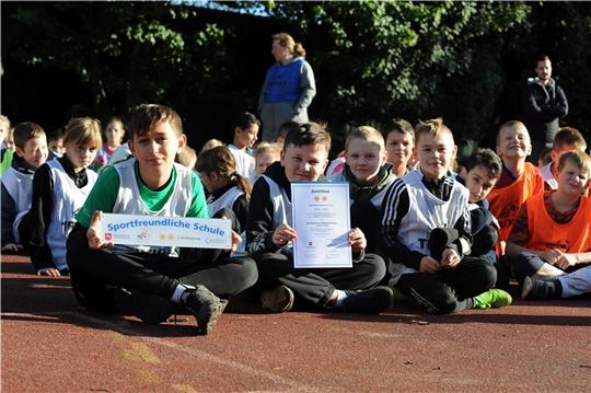 Für die nächsten drei Jahre darf sich die Wiepenkathener Grundschule „Sportfreundliche Schule“ nennen. So lange gilt das Zertifikat. Foto: Berlin