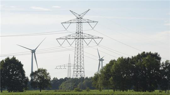 Für die neue Elbe-Weser-Leitung sind knapp 250 Masten auf einer Länge von 100 Kilometern nötig.