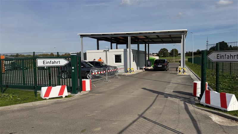 Hochbetrieb und Beschwerden beim neuen Kompostierplatz in Harsefeld Für die neue Grünabfall-Annahmestelle im Harsefelder Gewerbegebiet hat der Landkreis Stade 2,6 Millionen Euro investiert.