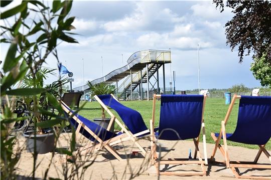 Für die neue Saison wurde am Freibad eine Beachbar aufgebaut.
