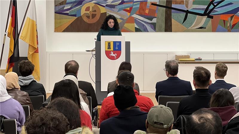 Für die neuen Staatsbürger spricht Abrar Alotaibi, die 2018 aus Jordanien nach Deutschland kam.