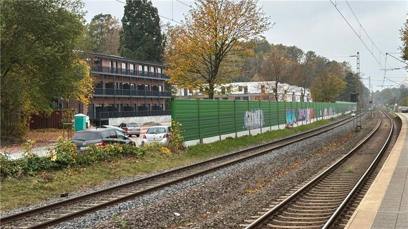 Dollerner Nussfabrik: Wohnen am Bahnhof hat seinen Preis Für die neuen Wohnanlagen am Dollerner Bahnhof wurden Lärmschutzwände hochgezogen.