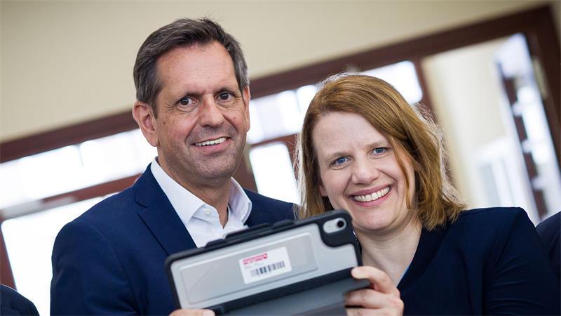 Für die rot-grüne Regierung um Lies und Hamburg sind die Tablets ein zentrales Projekt.