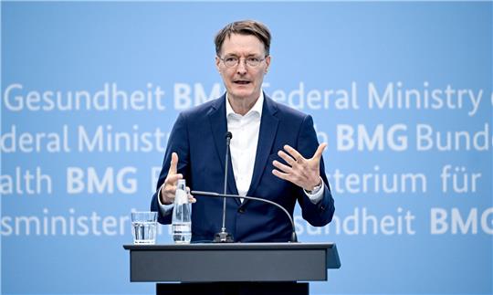 Für die weitere Erforschung von Long Covid seien mehr Mittel nötig, so Gesundheitsminister Karl Lauterbach.