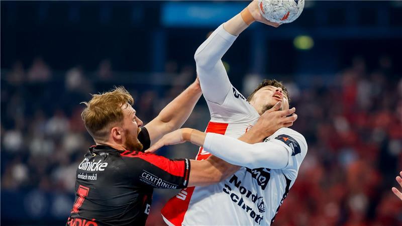 Kiel kämpft sich ins European-League-Finale gegen Melsungen Für diese Aktion gegen den Flensburger Marko Grgic sah David Mandic (MT Melsungen) die Rote Karte.
