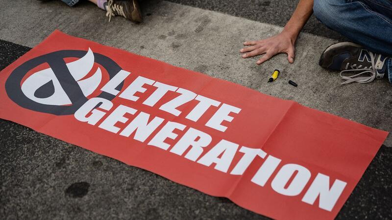 Bildung einer kriminellen Vereinigung: Aktivisten der Klimaschutzgruppe Letzte Generation angeklagt Für diesen Mittwoch ruft das Bündnis „Menschen gegen Öl“ zu einer Versammlung am Washingtonplatz in Berlin auf.