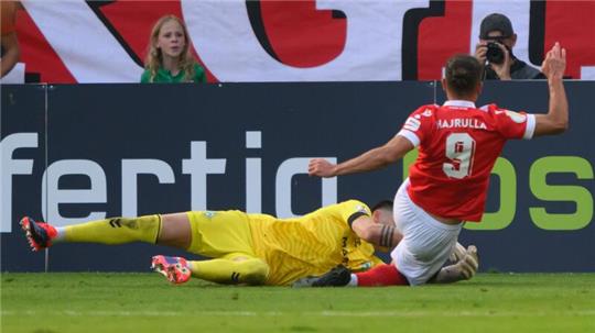 Für dieses Foul an Werder-Torhüter Michael Zetterer wurde Romarjo Hajrulla für zwei Pokalspiele gesperrt.