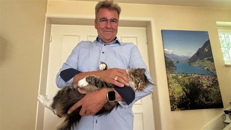 Für ein Foto hält Christoph Leddin Katze Rosalie zu Hause in Buxtehude im Arm. Das Tier ist Freigänger, hält sich also regelmäßig auch außerhalb der Wohnung auf.