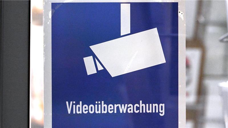 Unzulässige Kameraüberwachung an Bremer Grundschule Für eine Videoüberwachung gibt es strenge Regeln. Menschen müssen darüber informiert werden. (Symbolbild)