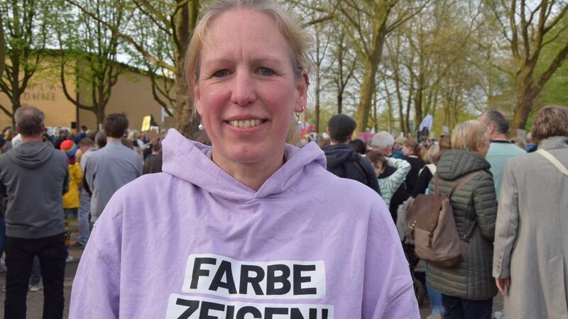 Für eine bunte Gesellschaft zeigt Andrea Kleeblatt (49) symbolisch Farbe. Die Demo diene auch dazu, öffentlich zu zeigen, dass die Verteidiger der Demokratie viele seien, sagt sie.