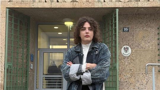 Für einen Biss in den Po eines Kollegen muss die Schauspielerin Anna Werner Friedmann 2.100 Euro Geldbuße bezahlen.