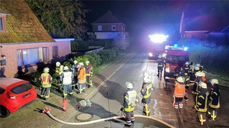 Gasalarm in Hemmoor: Stechender Geruch im Keller sorgt für Großeinsatz Für einen eventuellen Schnelleinsatz positionierten sich Einsatzkräfte direkt vor dem Objekt.