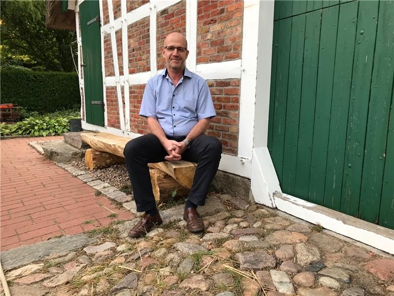 Für fünf Jahre seine zweite Heimat: Jan Gold vor dem Beekhoff in Beckdorf, wo der Gemeinderat tagt. Foto: Lepél