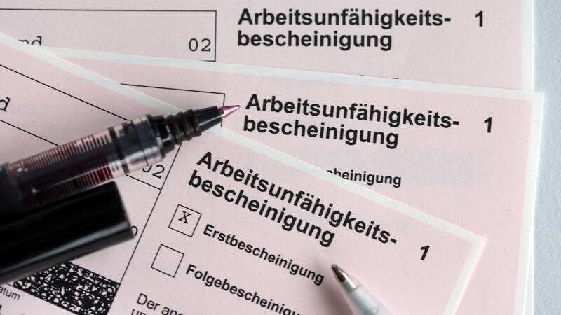 Krankschreibung nur gegen Bezahlung? Posting im Internet sorgt für Aufregung Für gesetzlich Versicherte, die sich vom Arzt krankschreiben lassen, fallen in der Regel keine Kosten an.