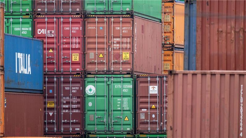 Für große Unsicherheit über die wirtschaftliche Entwicklung sorgen die Zollpolitik von US-Präsident Donald Trump und die Folgen für den Welthandel. (Symbolbild)