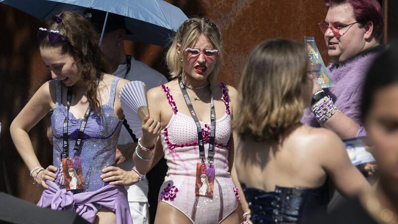 Glitzern in der Sonne: Fans warten auf Taylor Swift Für gute Plätze stehen Swift-Fans stundenlang an.